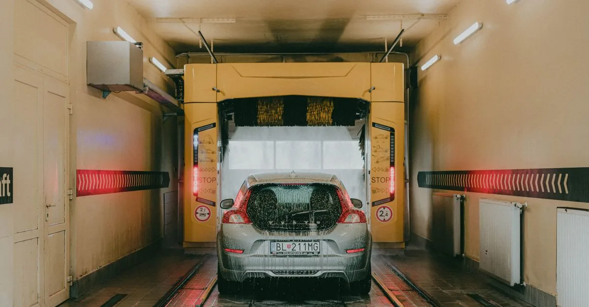 Lavar el coche en 2026: dónde es legal por la sequía