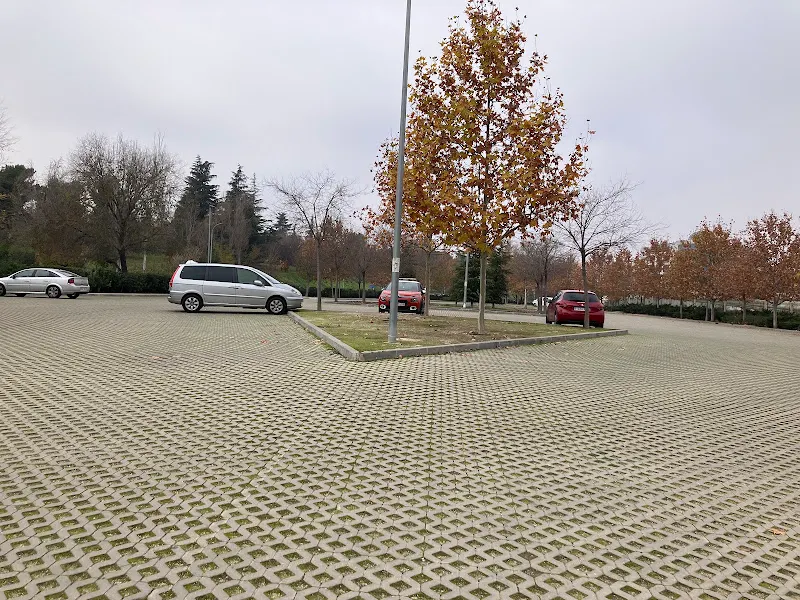 Parking del Tramo 2 del parque LIneal del Manzanares