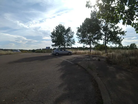 Parking de camiones y coches de Ardon - Aparcamiento en Valdevimbre