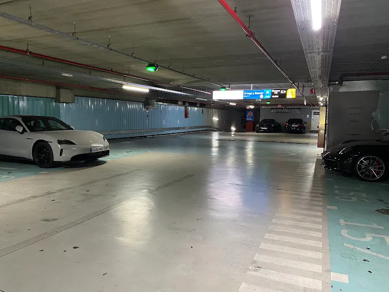 Aparcamiento [P] público Serranopark Hermanos Bécquer