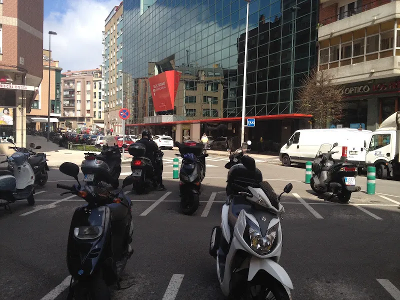 Aparcamiento Motos Centro Comercial Los Fresnos - Aparcamiento para motos en Gijón - foto 2
