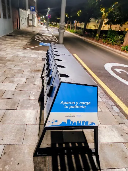 Aparcamiento y cargador eléctrico para Patinetes
