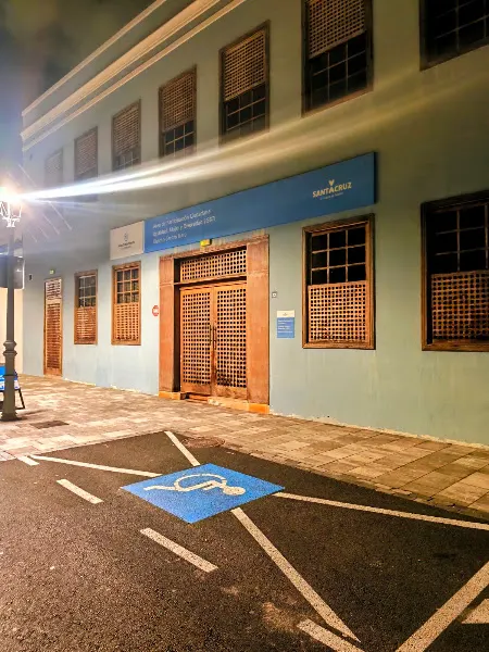 Aparcamiento Reservado para Vehículos de Discapacitados (Dos plazas)