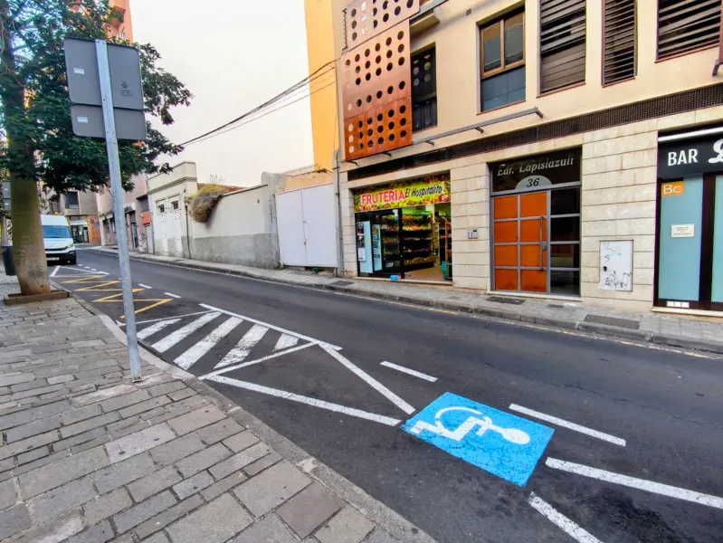 Aparcamiento para vehículos de discapacitados Reservado para Centro de Salud - Aparcamiento en Santa Cruz de Tenerife - foto 2