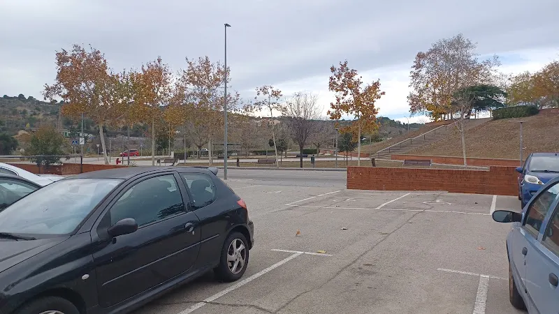 Padres de Miguel Parking Público Gratuito - Aparcamiento en Terrassa - foto 2