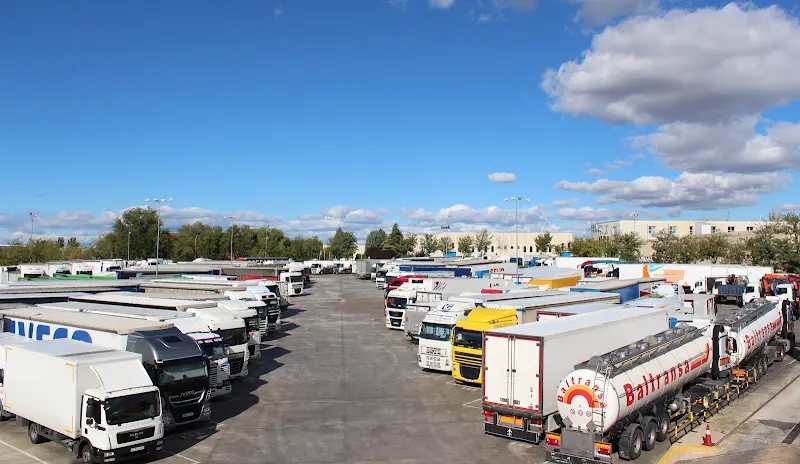 Aparcamiento y Mantenimiento de Vehículos Pesados en Fuenlabrada | Esteban Rivas - Aparcamiento en Fuenlabrada - foto 2