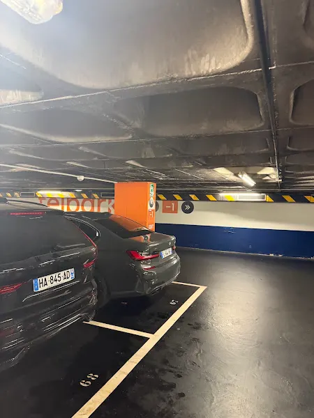 Parking Easo