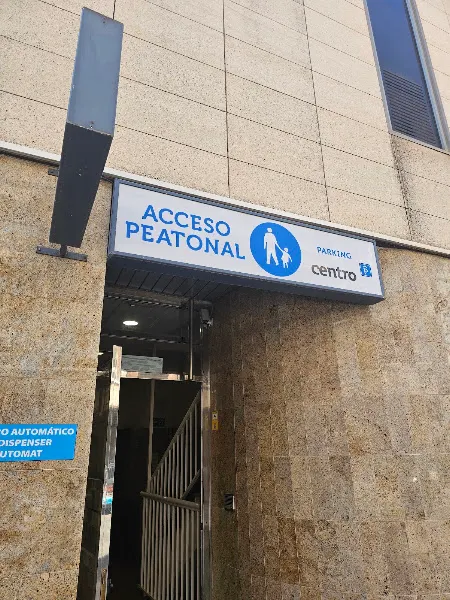 Acceso Peatonal Parking - Aparcamiento en Torrevieja - foto 2