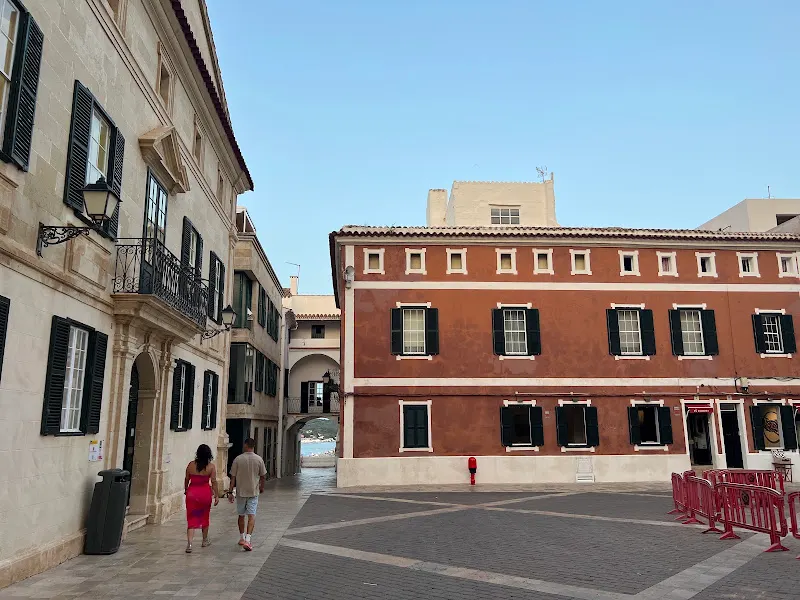 [P] Aparcabicis Plaça de la Conquesta - Aparcamiento para bicicletas en Mao - foto 2