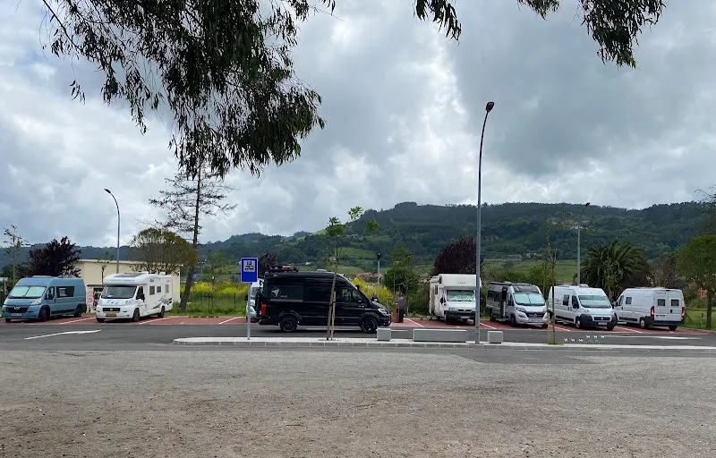 Área de aparcamiento y servicios para Autocaravanas de Villaviciosa - Villaviciosa