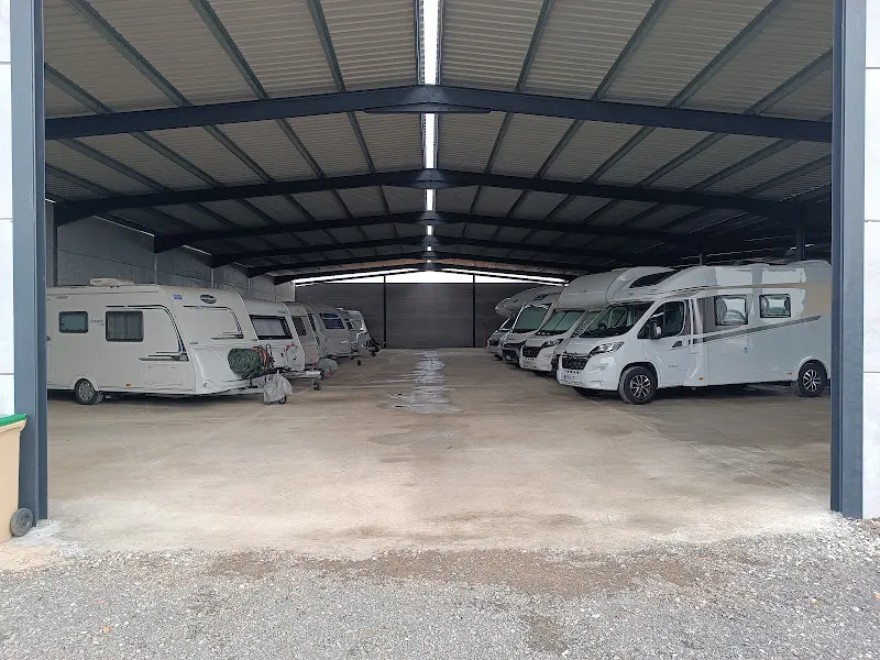 Parking caravana la vega en Brenes