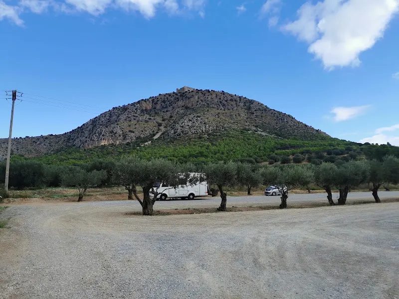 Zona de bienvenida de visitantes del Montgrí - Aparcamiento en Torroella de Montgrí - foto 3
