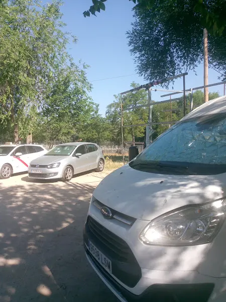 Parking público de tierra