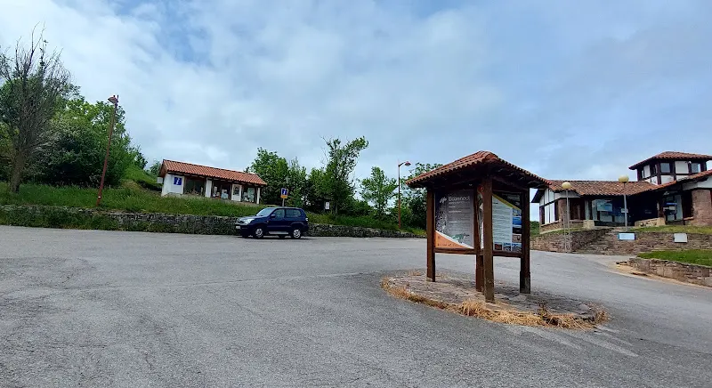 Parking del “Nacimiento del Río Ebro”. - Aparcamiento gratuito en Hermandad de Campoo de Suso - foto 2