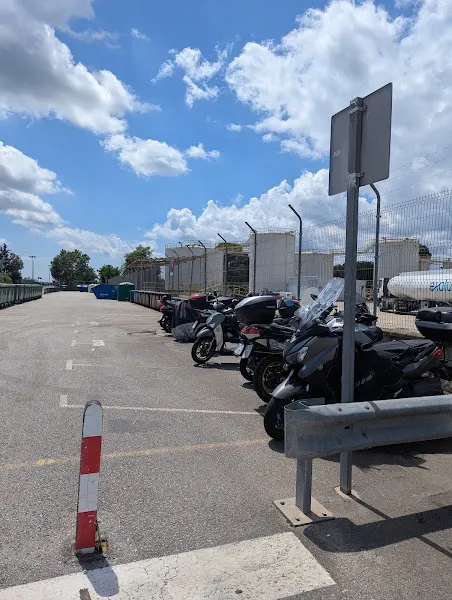 Aparcament gratuït de motos - Aparcamiento para motos en Vilobi dOnyar - foto 2