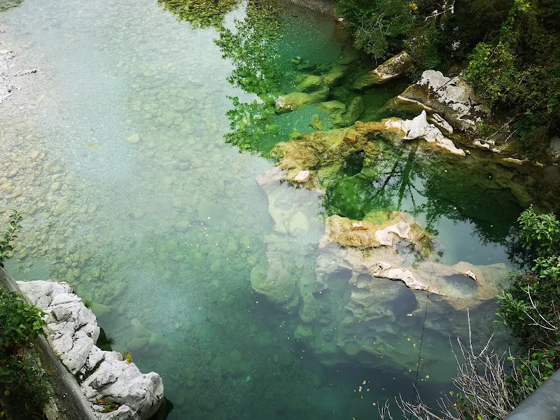 Parking de hierba junto al río - Cabrales