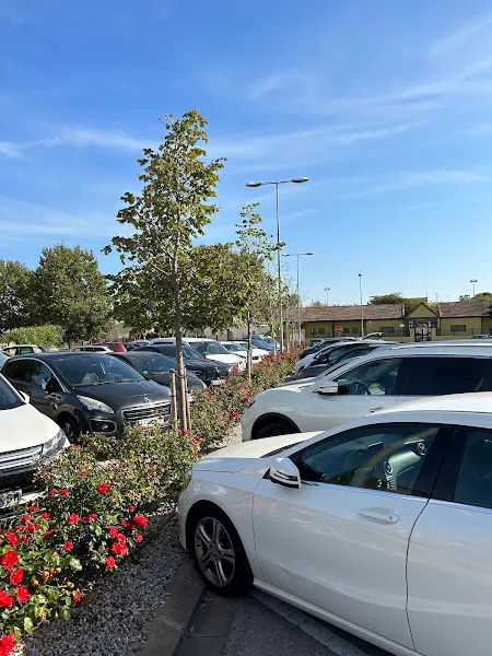 Zona d'aparcament gratuït - Aparcamiento gratuito en Peralada - foto 2