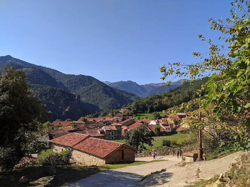 Aparcamiento de Mogrovejo - Aparcamiento en Camaleno - foto 2