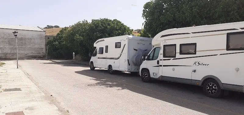 Área de Autocaravanas y Caravanas - Aparcamiento en Real de la Jara (El) - foto 2