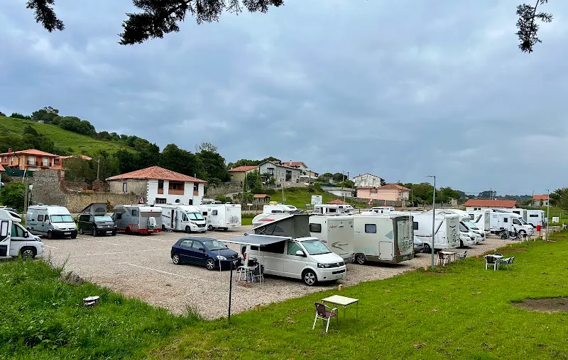Área de Autocaravanas Comillas Cogiendo Aire - Comillas