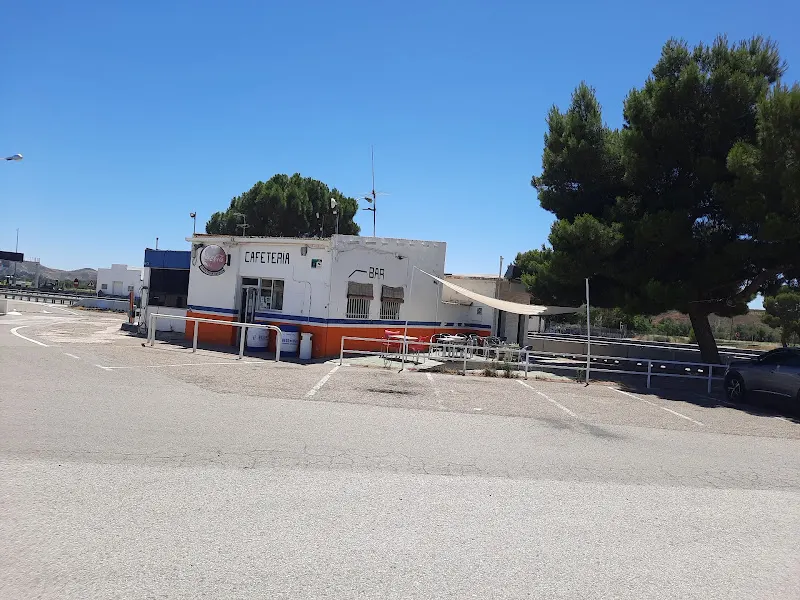 Estación de servicio Repsol El Espolón (sentido Madrid) - Aparcamiento en Cetina - foto 2