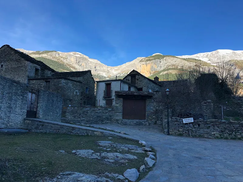 Aparcamiento Escuaín - Aparcamiento en Puertolas - foto 2