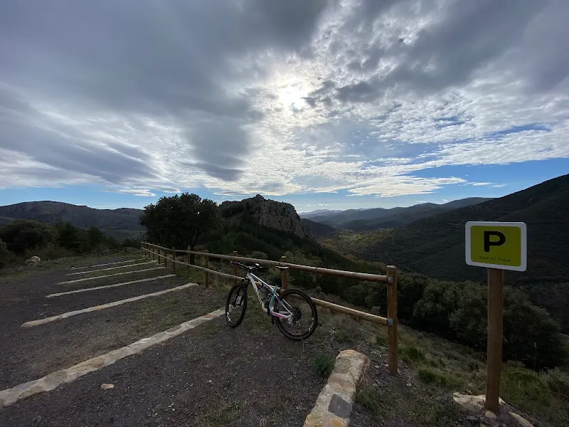 Aparcamiento junto al pabellon - Villarroya de la Sierra