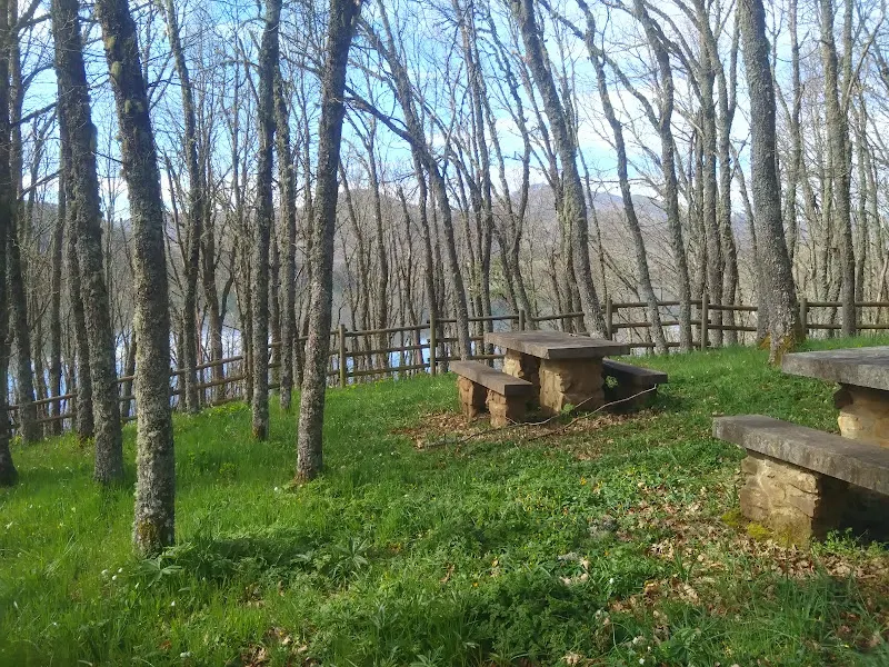 Area De Descanso - Merendero - Aparcamiento en Riano - foto 2
