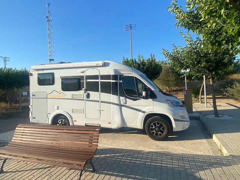 Parking campo de fútbol y autocaravanas