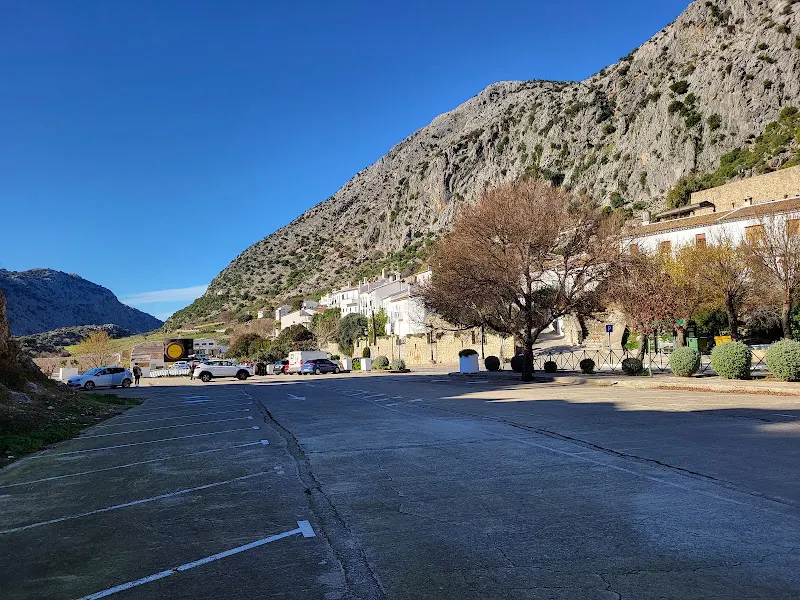 Aparcamiento público de Villaluenga del Rosario - Aparcamiento público en Villaluenga del Rosario - foto 2