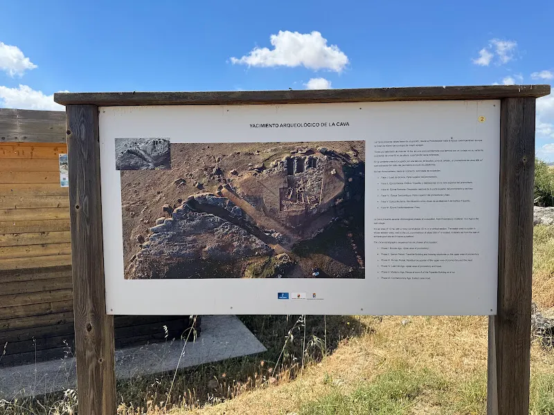 Aparcamiento. Yacimiento la Cava de Garcinarro. - Puebla de Don Francisco