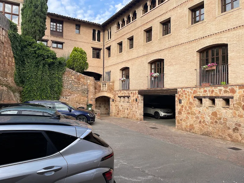 Parking Hotel Villa de Alquézar - Aparcamiento en Alquezar - foto 2