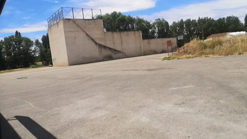 Aparcamiento de autobuses de San Miguel de Bernuy. - San Miguel de Bernuy