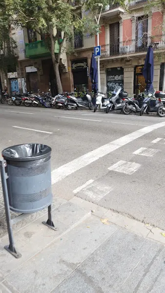[P] Zona d'aparcament reservada per a motos