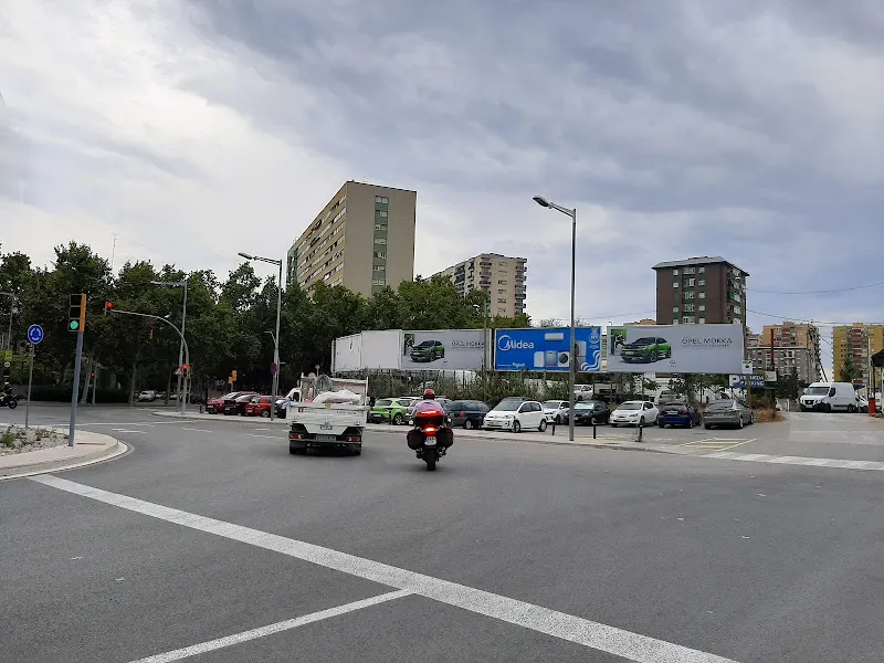 APARCAMIENTOS VERNEDA Parking de Vehículos Industriales - Aparcamiento en Barcelona - foto 2