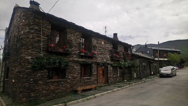 Aparcamiento de coches de Majaelrayo