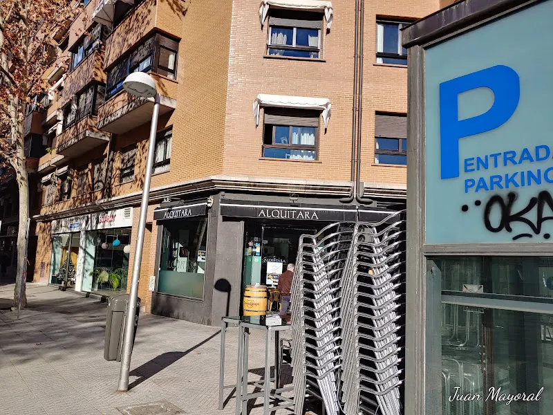 Parking. Entrada y salida de peatones. Calle Tellez. - Madrid