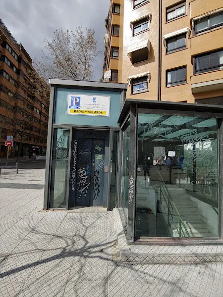 Parking. Entrada y salida de peatones. Calle Tellez. - Aparcamiento público en Madrid - foto 2