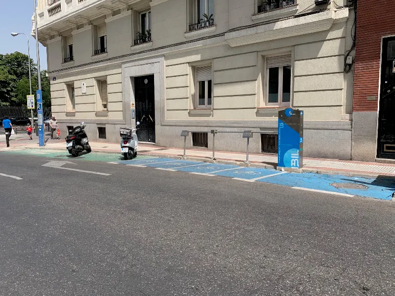 Zona de aparcamiento reservada para motos - Aparcamiento para motos en Madrid - foto 2