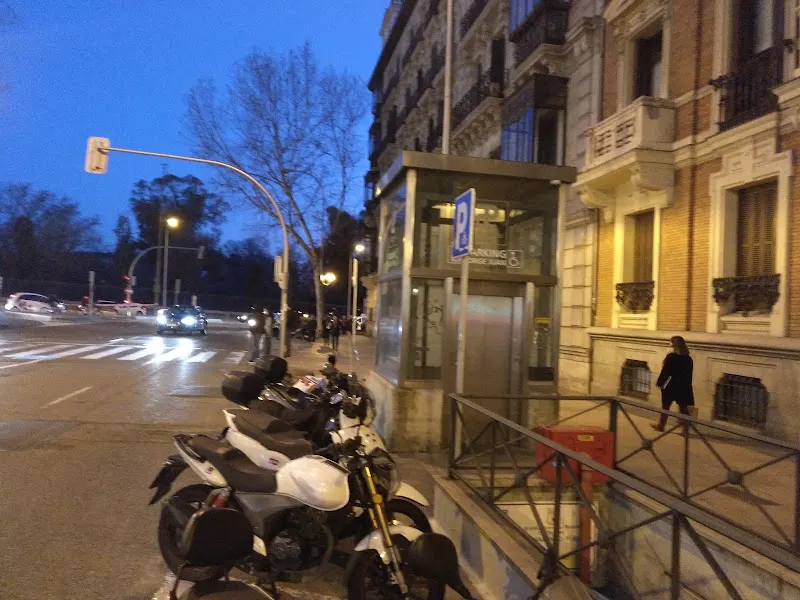 Zona de aparcamiento reservada para motos - Aparcamiento para motos en Madrid - foto 2