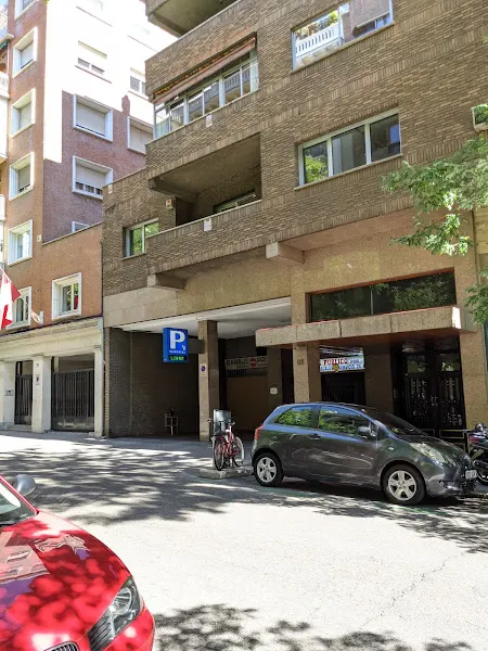 Garaje Señorial cerca hela - Aparcamiento cubierto en Madrid - foto 2