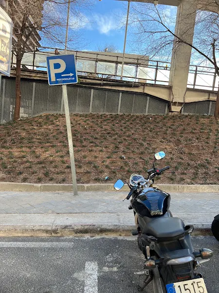 Zona de aparcamiento reservada para motos - Aparcamiento para motos en Madrid - foto 2