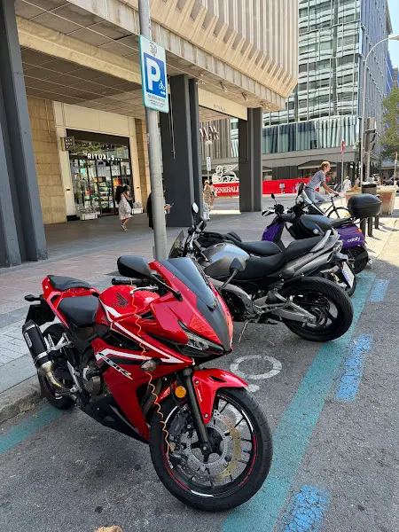 Zona de aparcamiento reservada para motos - Aparcamiento para motos en Madrid - foto 2