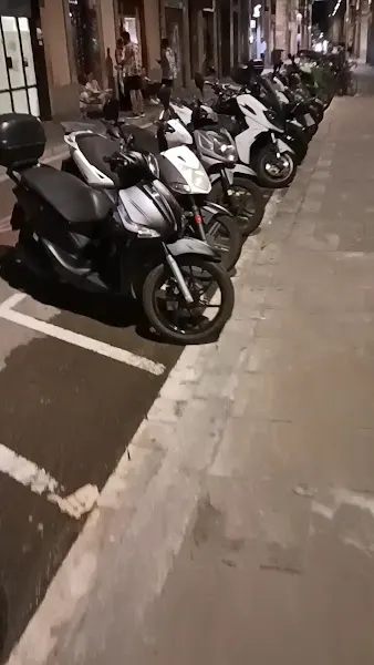 [P] Zona d'aparcament reservada per a motos