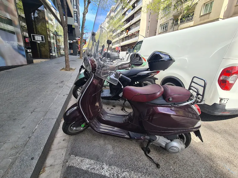 [P] Zona de aparcamiento reservada para motos