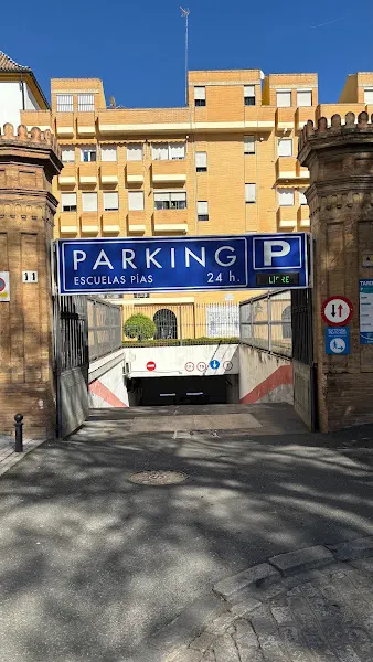 Entrada peatonal al parking de Escuelas Pías - Sevilla