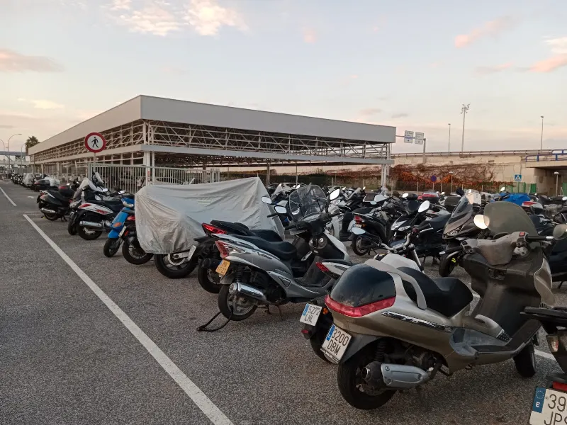 Moto 🛵 - Aparcamiento para motos en Málaga - foto 2