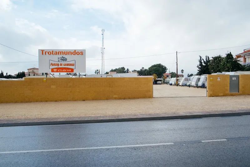 Parking de Caravanas Trotamundos - Aparcamiento en Alicante - foto 2