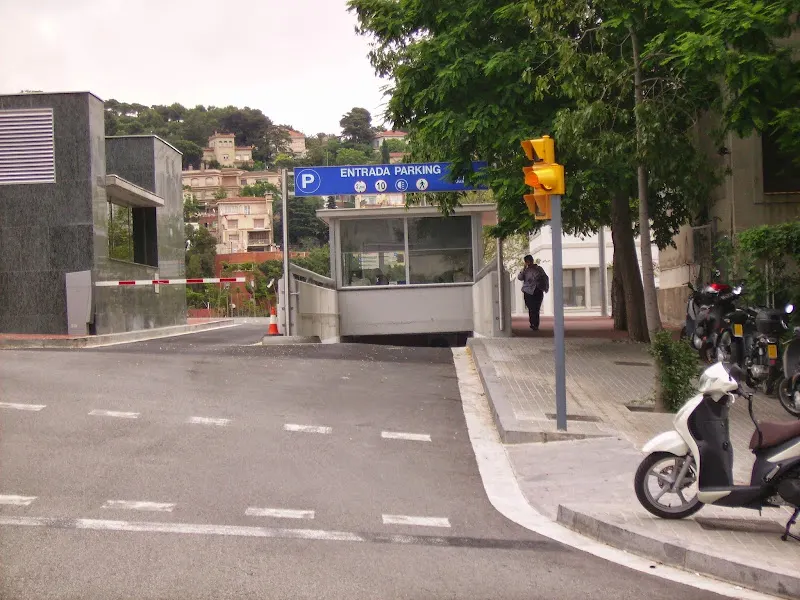 Aparcament Parc Sanitari Pere Virgill 24 Horas Vigilado