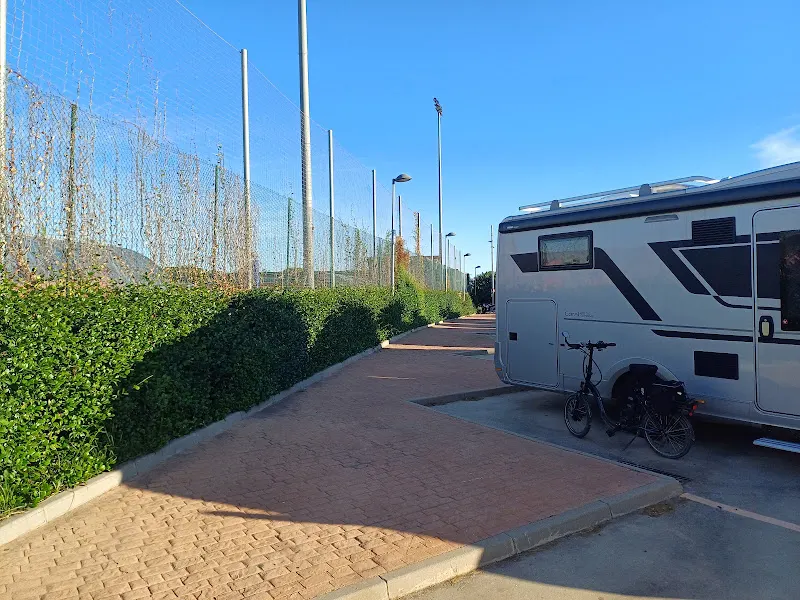 Zona d'estacionament d'autocaravanes de Santa Coloma de Cervelló - Camping para caravanas en Hospitalet de Llobregat (L) - foto 2
